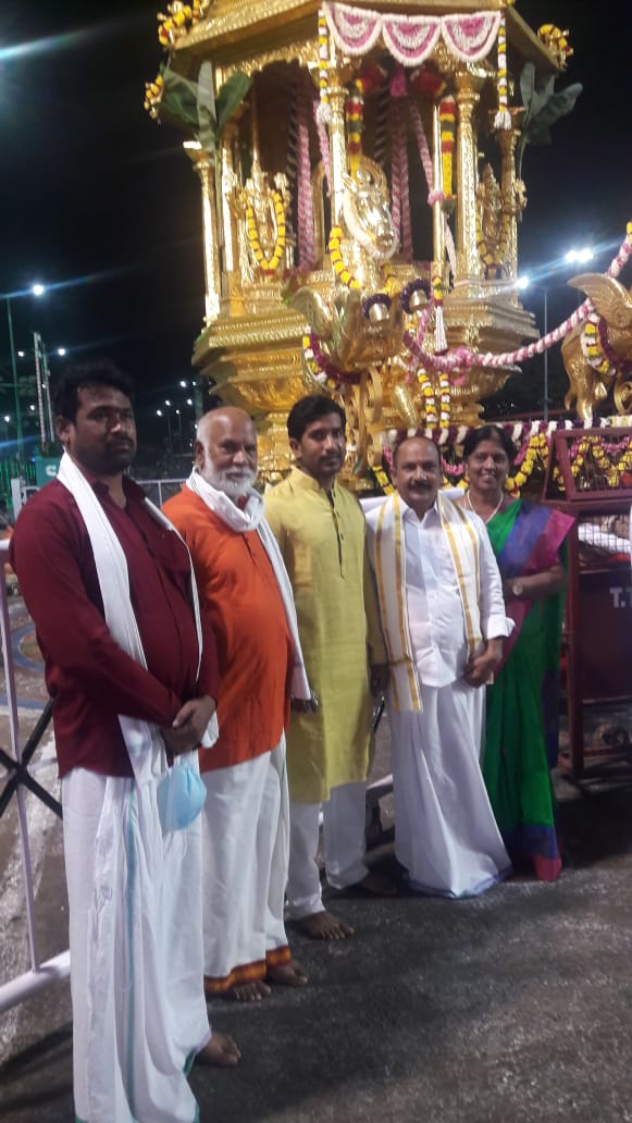 MadathaGoud's tweet photo. తిరుమలలో వైకుంఠ ఏకాదశి సందర్భంగా 
కలియుగ ప్రత్యక్ష దైవం
శ్రీ వెంకటేశ్వర స్వామి వారిని కుటుంబ సభ్యులతో దర్శించుకున్న 
ఎమ్మెల్సీ శ్రీ #తక్కెళ్లపల్లి_రవీందర్_రావు గారు https://t.co/3FjjVWw57x