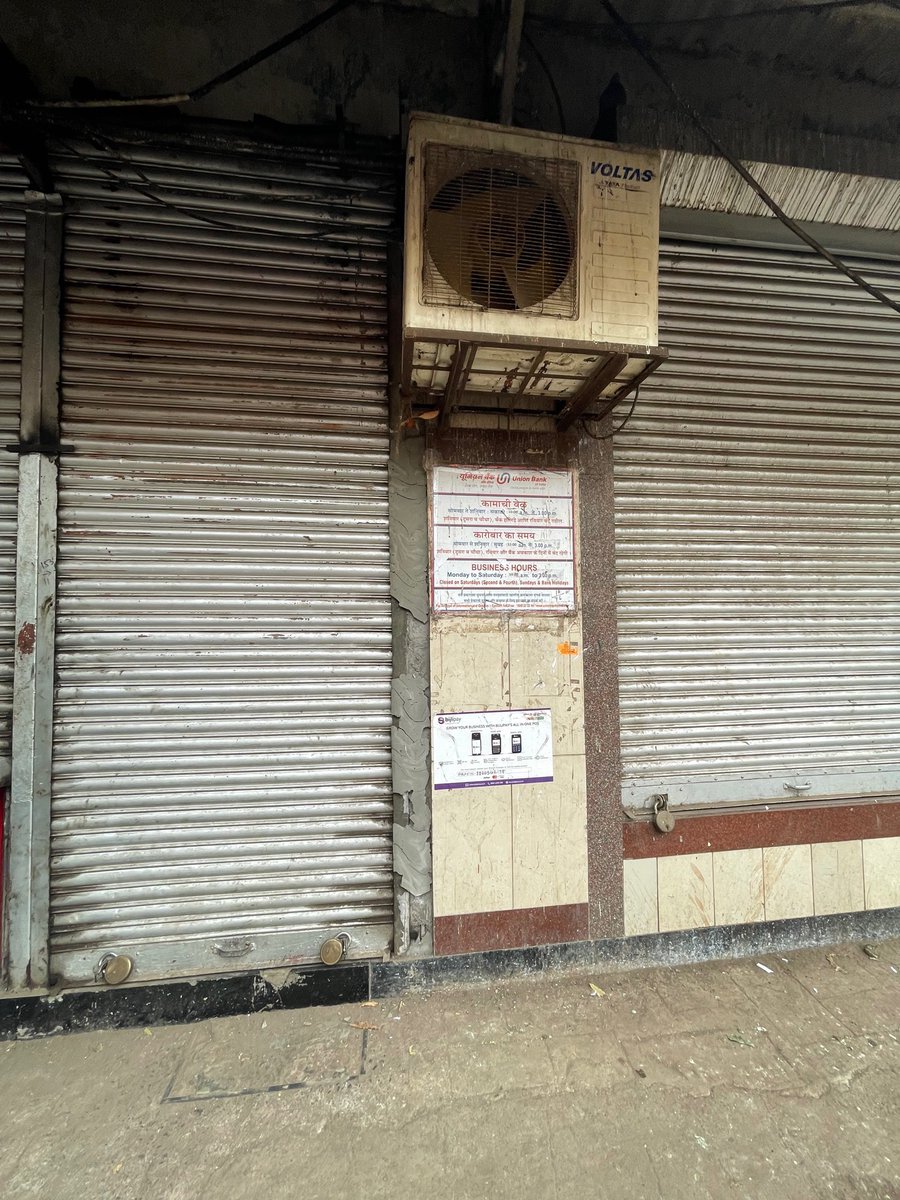 mohitboti's tweet photo. It’s 10.35 am today i.e 13/1/2022  yet bank is closed, Duncan road branch Mumbai This is the reason why people prefer going to private bank rather the opting for govt banks @UnionBankTweets @RBI @CMOMaharashtra @PMOIndia https://t.co/WmI3HljJ6j