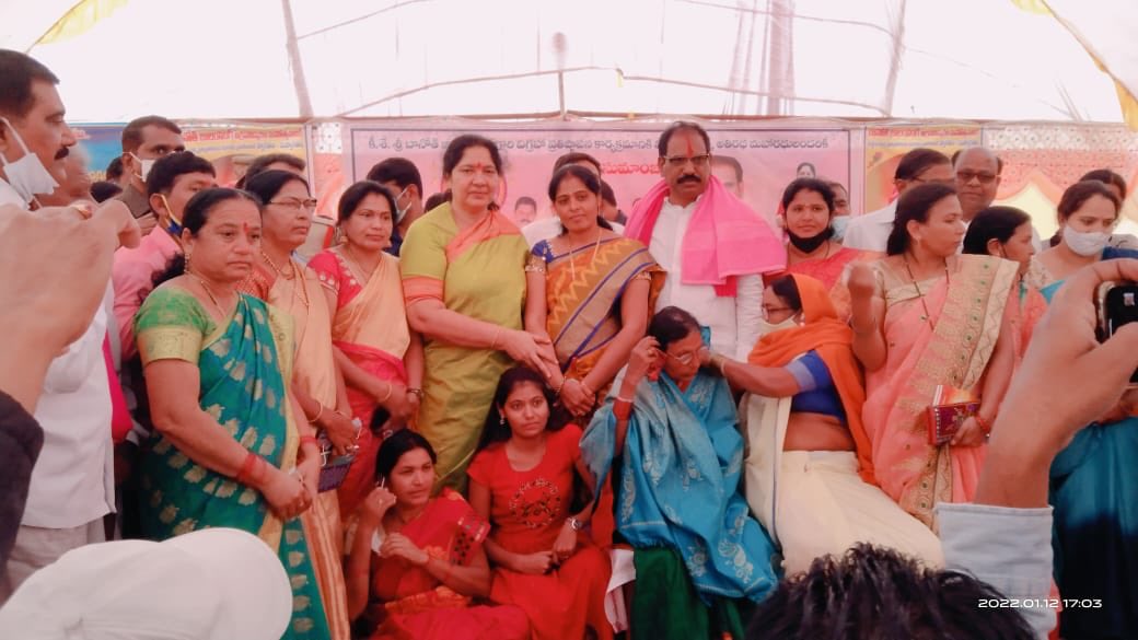 RSPraveenSwaero's tweet photo. తెలంగాణలో కేవలం ప్రతిపక్షాలకు మాత్రమే ఒమిక్రాన్ రూల్స్ వర్తిస్తాయా?జనవరి 3 నాడు నార్నూర్లో మా సభను పోలీసులు కోవిడ్ జాగ్రత్తలను పాటిస్తామని హామీ ఇచ్చినా రద్దు చేయించిండ్రు.మరి నిన్న అదే నార్నూర్లో GO 1 ఉండగానే ఎట్ల TRS మంత్రుల సంబరాలకెట్ల పర్మీషన్ ఇచ్చిండ్రు?⁦@TelanganaDGP⁩ https://t.co/5Ov3Kznb6R