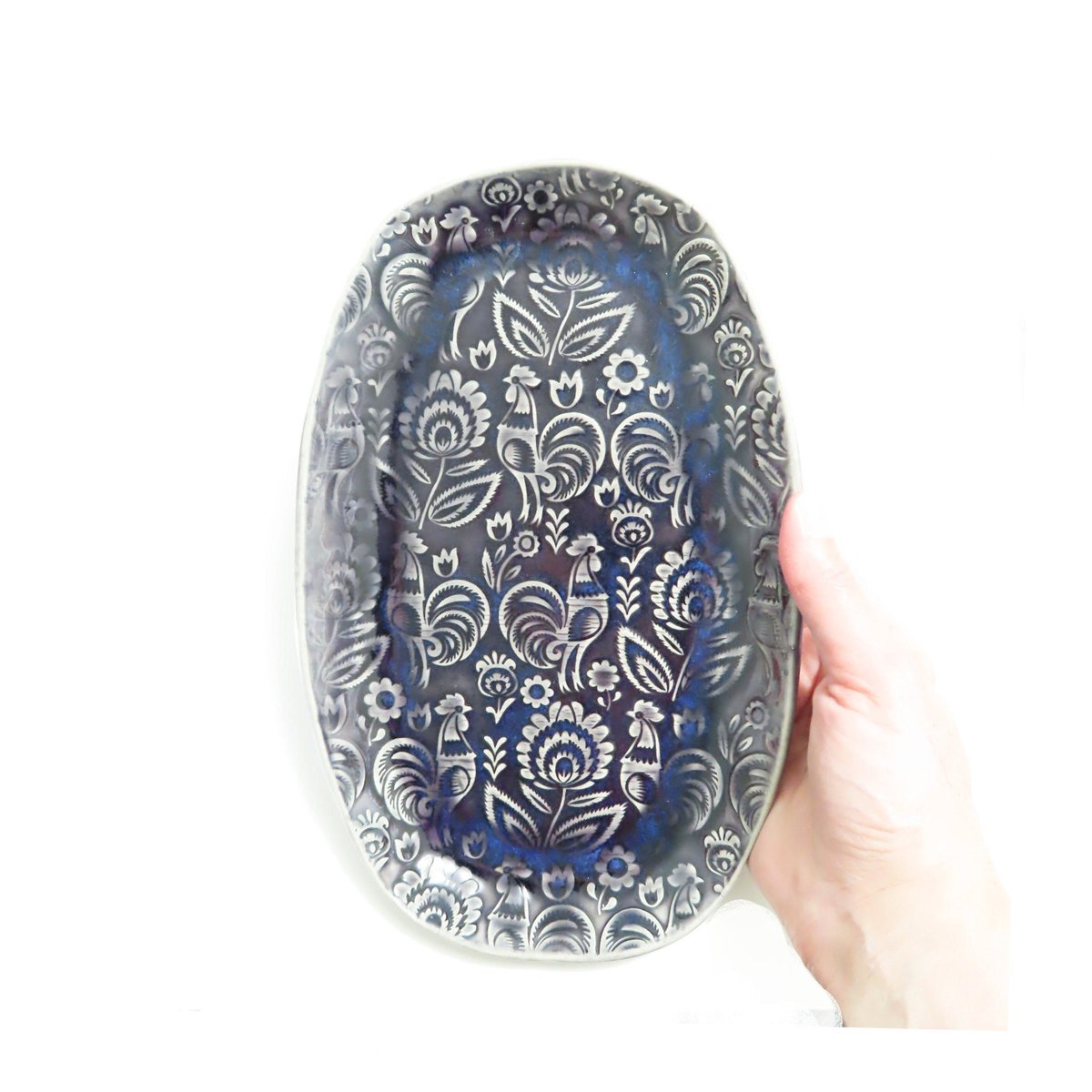 JKCJewelry's tweet photo. Handmade Ceramic Rooster Tray, Hand Formed Pottery Platter, Cracker Dish, Red Plate, Dark Blue Oval, Kitchen Décor, Housewarming https://t.co/kCcPMQG5Q9 #art #pottery #ceramics #Etsyfinds #RoosterPlate https://t.co/VH6LS9Uk26