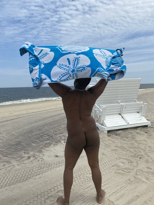 Can&rsquo;t wait to be back on the nude beach again ☀️ https://t.co/Vs9LFKR5M9<a href="/tag/humpday"class="tags"><span>#humpday</span></a>