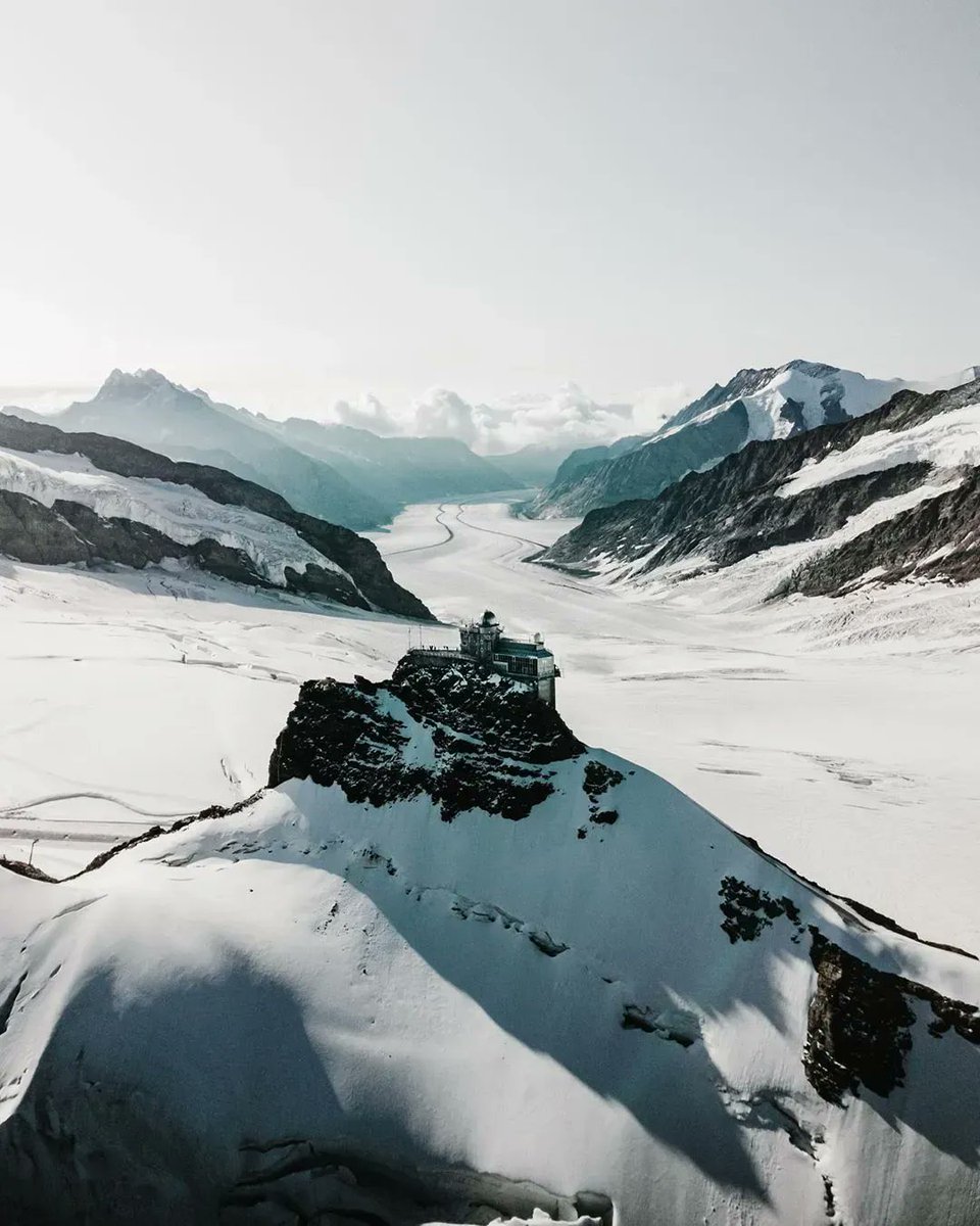 GrindelwaldCH's tweet image. The Jungfraujoch - the highest railway station in Europe at 3454 meters above sea level ❄️ Did you know that only trains run up to the Jungfraujoch? 🚃 bit.ly/JungfraujochTo…

📷 instagram.com/sjoerdbracke/
#grindelwald #jungfrauregion #inLOVEwithSWITZERLAND @jungfrauregion