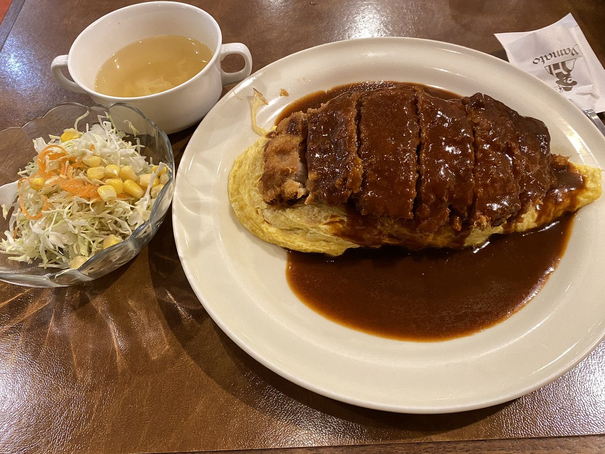 本日のお昼ご飯はドイツ風居酒屋さんのランチでカツオムライスを食べました。普通サイズでトンカツもごはんもボリュームがありヘビーでした。