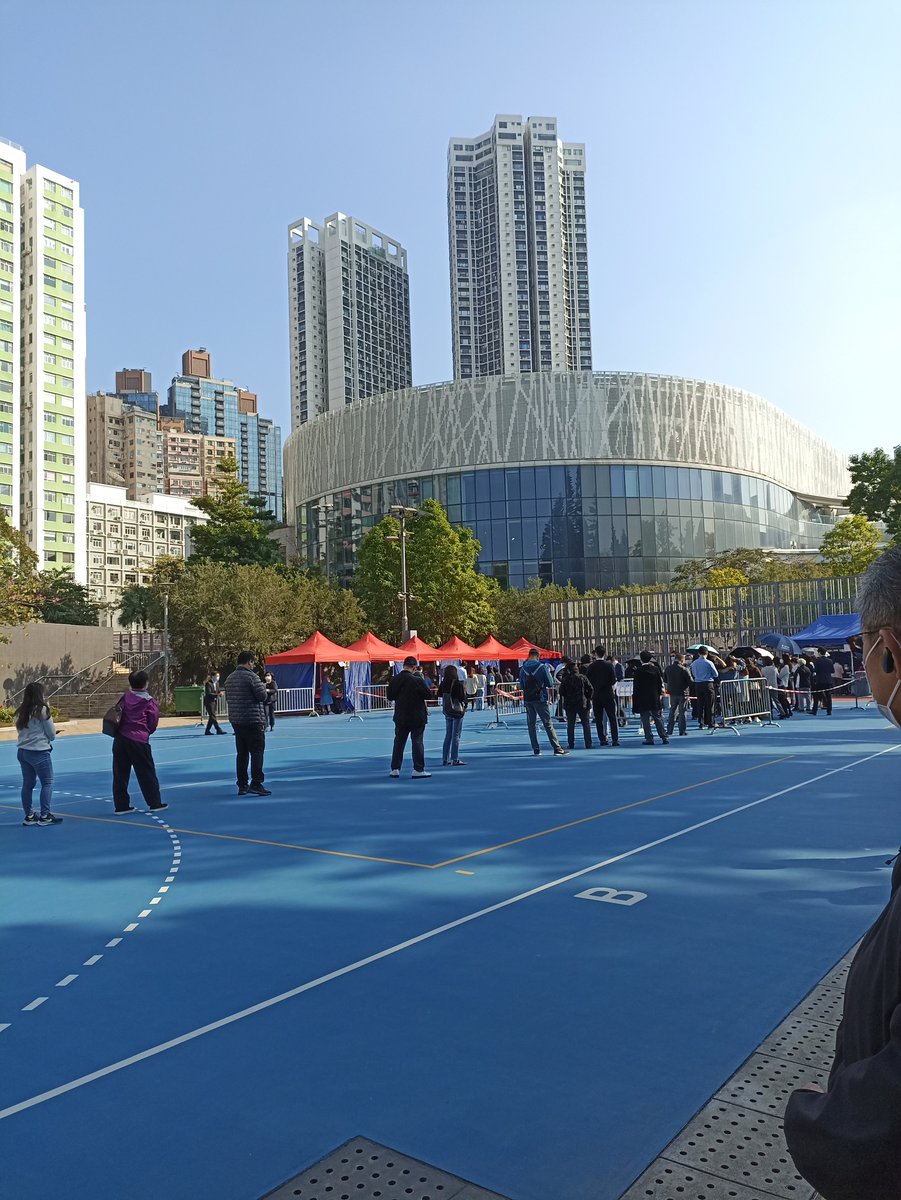 zJU5xLbK6ftfooh's tweet image. お昼休みぃ。
あちこちに臨時の検査場が設けられておりまする

#香港　
#PCR　
#CompulsoryTesting