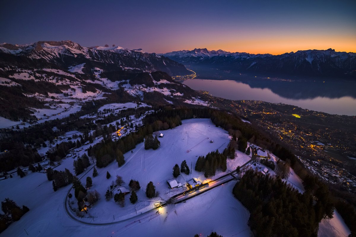lausanneguide's tweet image. What's better than gorgeous wintry activities close to Lausanne? When it's followed by a fondue dinner of course  🛷🧀 🫕

thelausanneguide.com/snowshoeing-sl…