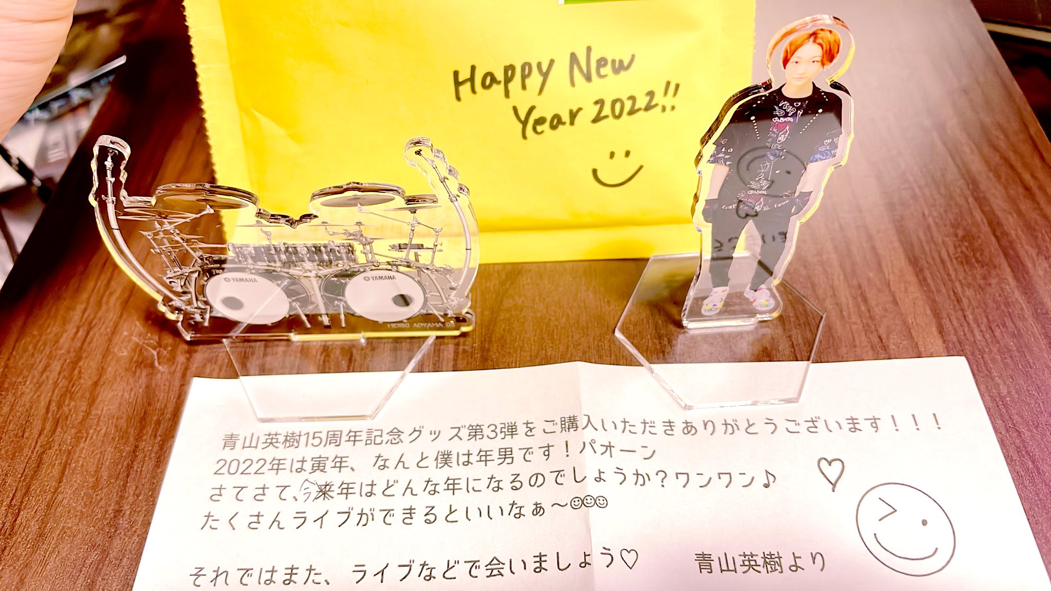 Kashimo 昨日ちょうど誕生日プレゼントのように青山さんが来てくれました にゃんこのミラーを発売するくらいなので猫推しかと思いきや ワンワンという鳴き声 寅年の年男ということらしいがパオーン なかなかカオスなメッセージに思いっきり笑いで年を