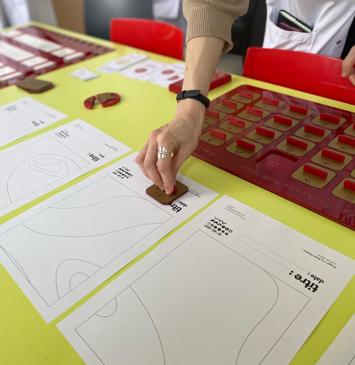 Restitution du projet «Le Petit Théâtre» en #psychiatrie, lauréat du Fond d’Après <a href="/APHP/">Assistance Publique – Hôpitaux de Paris (AP-HP)</a>. 
👉🏼 Mettre en scène la télévision dans le service pour qu’elle favorise les échanges soignants-patients et devienne un support au parcours de soin.
<a href="/Hopital_Bicetre/">Hôpital Bicêtre AP-HP</a> <a href="/EckerleinG/">Eckerlein Guillaume</a> <a href="/HumaniteamD/">Humaniteam Design</a>