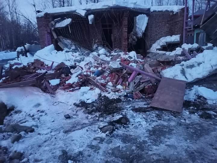 KupwaraTimes's tweet photo. #KulgamEncounterUpdate: Killed JeM #Miltant identified as Babar bhai of #Pakistan, active since 2018 in the areas of Shopian-Kulgam. One AK rifle, one pistol and two grenades recovered. @JmuKmrPolice https://t.co/QhxnmwskmS