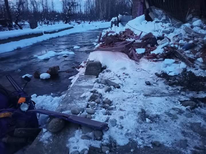 KupwaraTimes's tweet photo. #KulgamEncounterUpdate: Killed JeM #Miltant identified as Babar bhai of #Pakistan, active since 2018 in the areas of Shopian-Kulgam. One AK rifle, one pistol and two grenades recovered. @JmuKmrPolice https://t.co/QhxnmwskmS