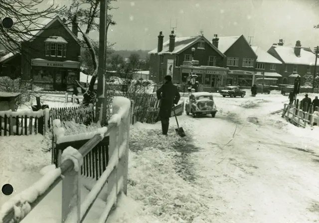 #ThrowbackThursday - The bridge at #NewHaw lock, December 1962
In early December 1962 snow blanketed much of England & the cold weather was set to last. On Boxing Day & 27th more snow fell covering the south of England for over a month #LocalHistory #TBT