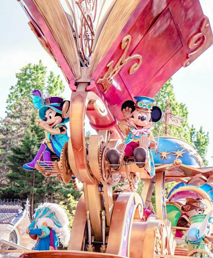 Nextstopdisney1's tweet photo. Oggi vorrei proprio essere a 
Disneyland Paris🏰 
❤ E vedere Disney Stars on Parade ✨ https://t.co/btPmJ0sx9s