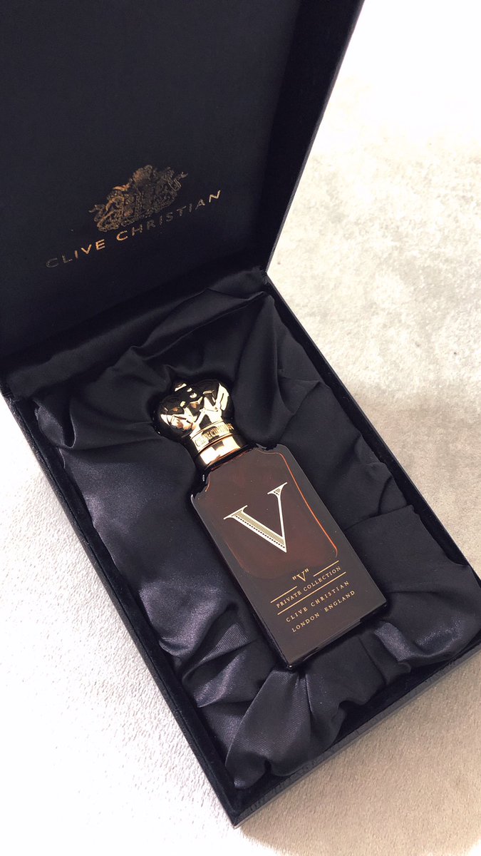 #عطري_هذا_اليوم 
“V”
عطر اللبان المبدع من #clivechristian 
المي ولبان وتوابل واخشاب وقليل من العود #رابطة_عشاق_العطور