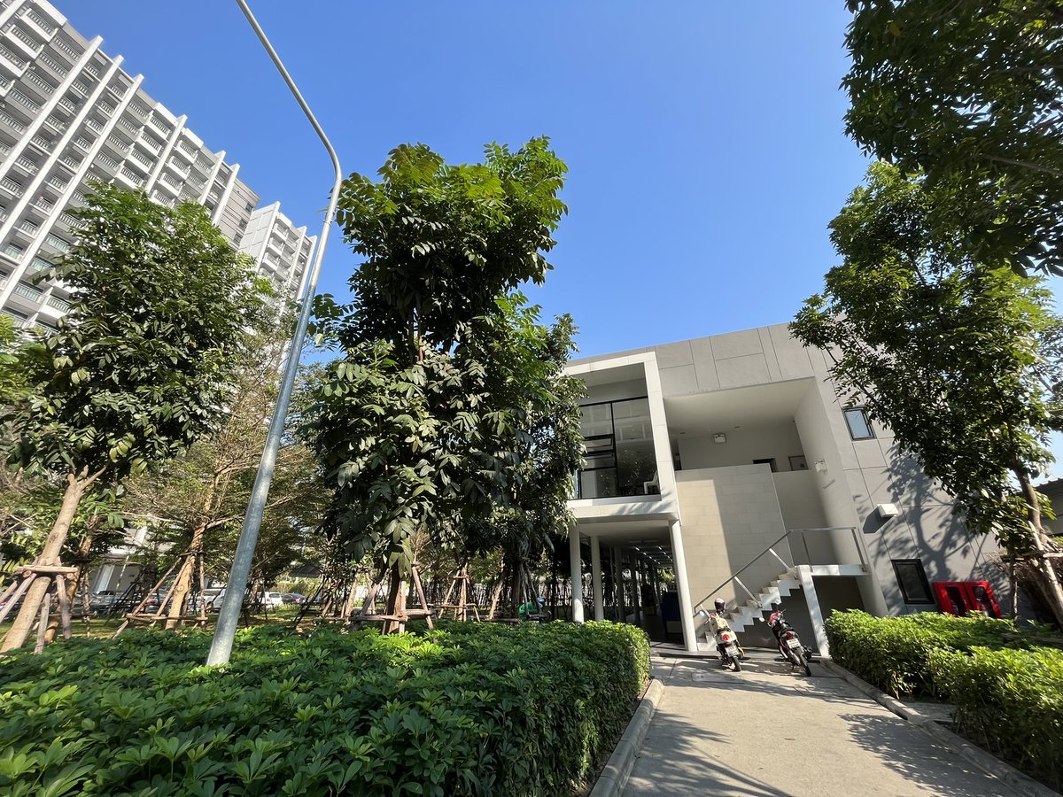 lawyerJammy's tweet photo. แฟลตทหารแห่งหนึ่งในกลางเมือง น้องที่พักที่นี่เล่าว่า เป็น 3 ห้องนอน และระดับพันเอกถึงนายพลพักค่ะ หรูหรา ดูดี จากภาษีประชาชน ตัดภาพมาที่แฟลตตำรวจ หุหุ https://t.co/TA6bLi9uA0