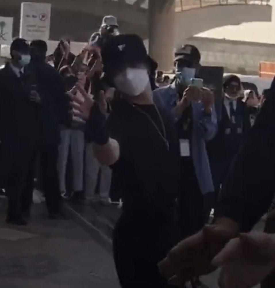F0XTHEW's tweet photo. Skz chan noticed this stay boy and waved back to him 🥺 
تشان ولد سكيز لاحظ ورجع سلم عليه 😿 https://t.co/HX651wNB6Q
