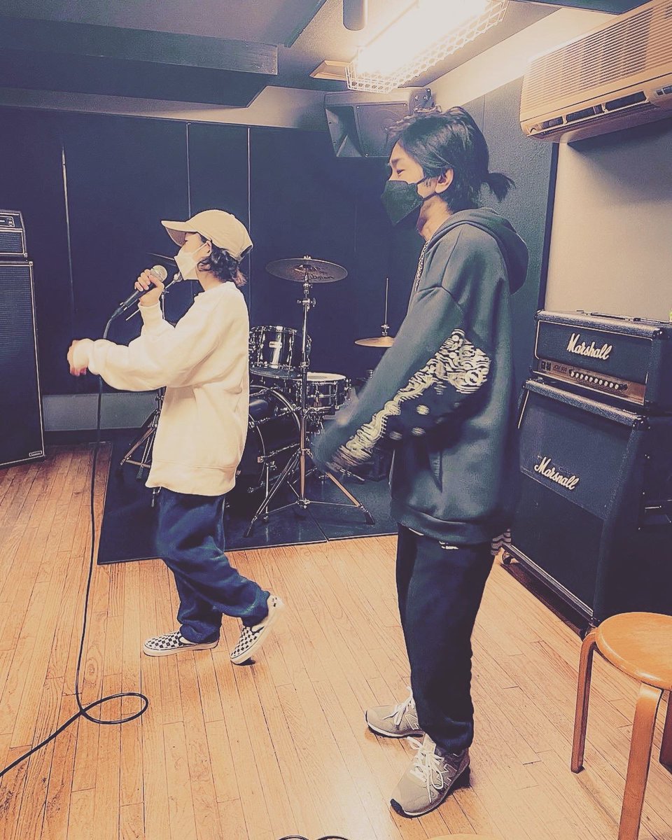 RockYamoto's tweet photo. 本日は、某新人アーティストの
強化練習のため音楽スタジオで
みっちり実戦ボイトレ

歌のアタックやブレス位置や
パフォーマンス含めて

プロとしての意識向上のため
何回も同じ曲をリハーサル

歌いこむほどに本人の
ライブ感が増し

アーティスト魂が芽生えてきました！
最強のアーティストへ🤟🏻 https://t.co/bRwoNOwDOV