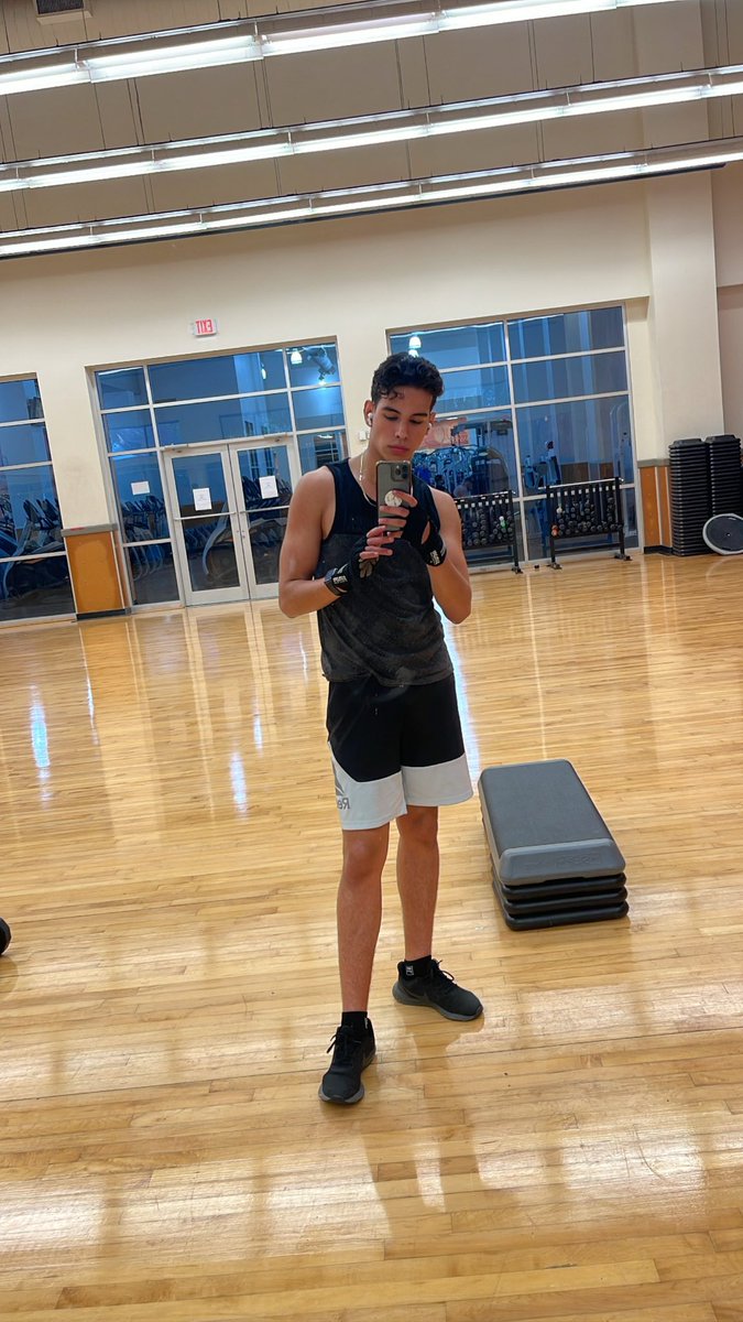 Me at the gym bored cause my legs are week
