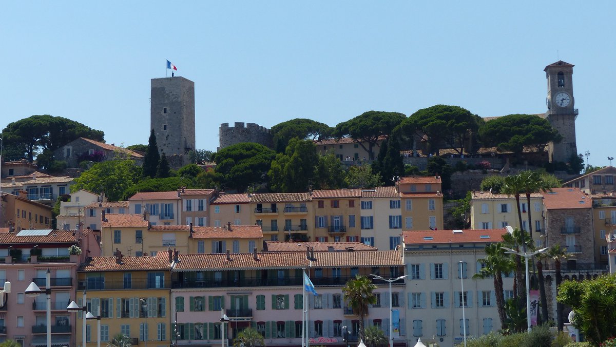 Le Suquet sur les hauteurs de Cannes @villecannes @VisitCotedazur @CACPLOfficiel #Cannes #cannestourism #Cannesisyours #CotedAzurFrance #JeudiPhoto #FranceMagique #Tourisme #BaladeSympa @davidlisnard @VillageduSuquet #LeSuquet