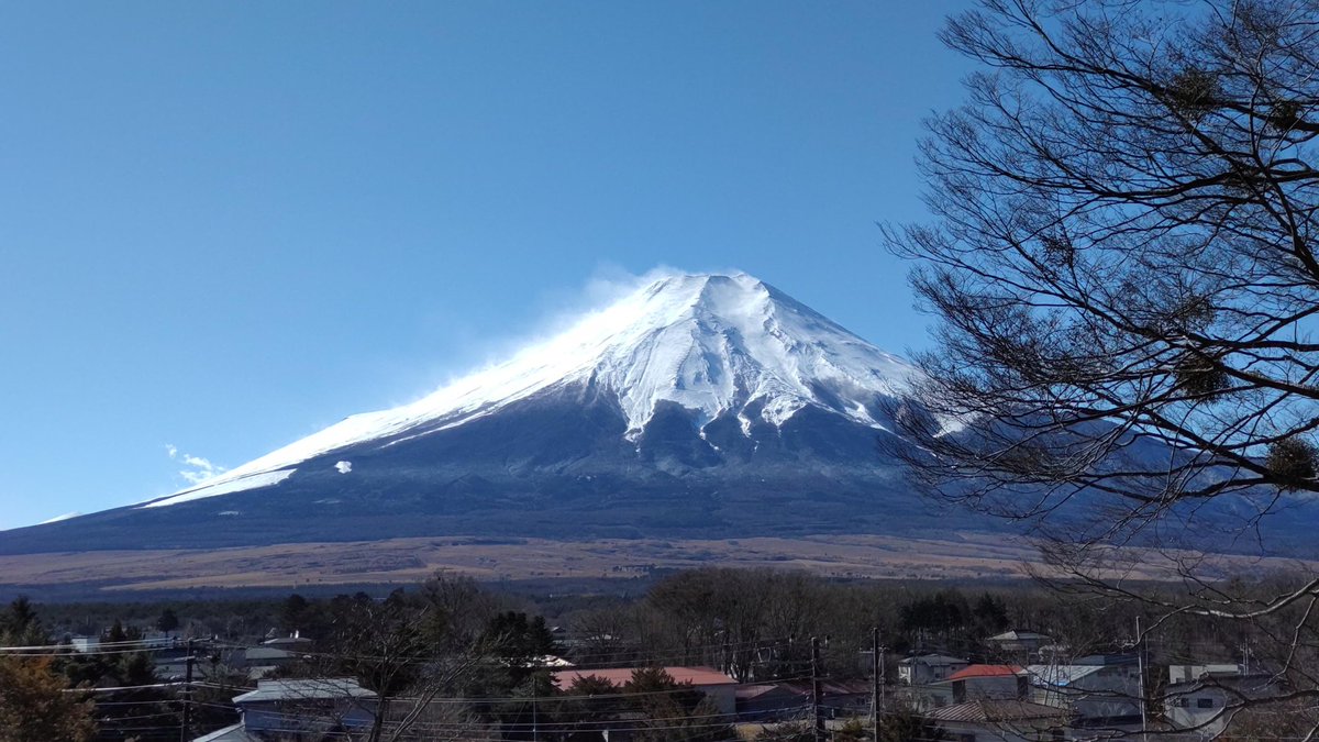 忍野村高台(内野浅間神社付近)からの富士山です。大きな吉田大沢が真正面に見えます。(撮影日1月12日)