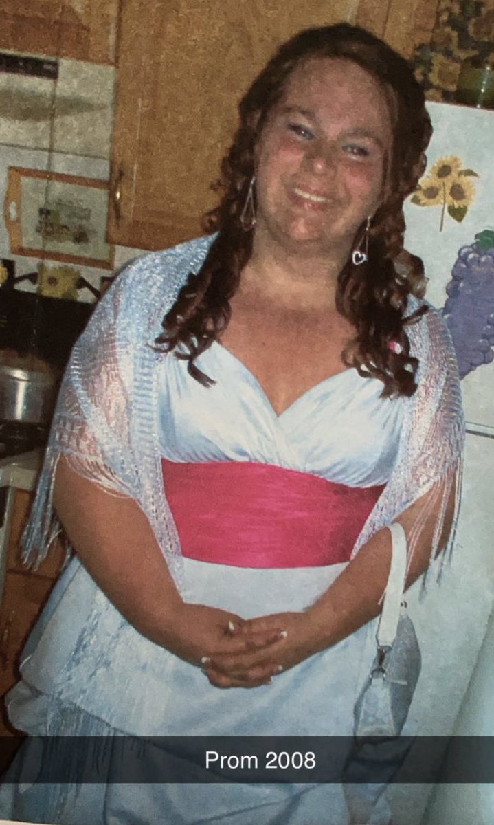 abbeylouise_xo's tweet image. Since it’s Throwback Thursday 😂 #PROM2008