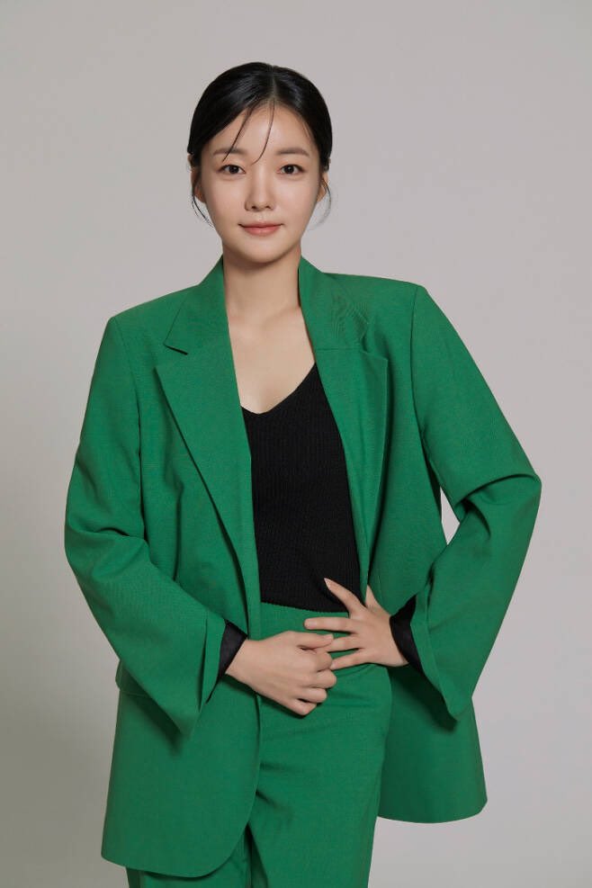 #MoonJiIn confirmed cast for tvN drama <#KillHeel>, she will act as Noh Sung-woo who is home shopping’s rookie PD.

Broadcast in 1st half of 2022.

#KimHaNeul #KimSungRyung #LeeHyeYoung #JungEuiJae #JeonNoMin