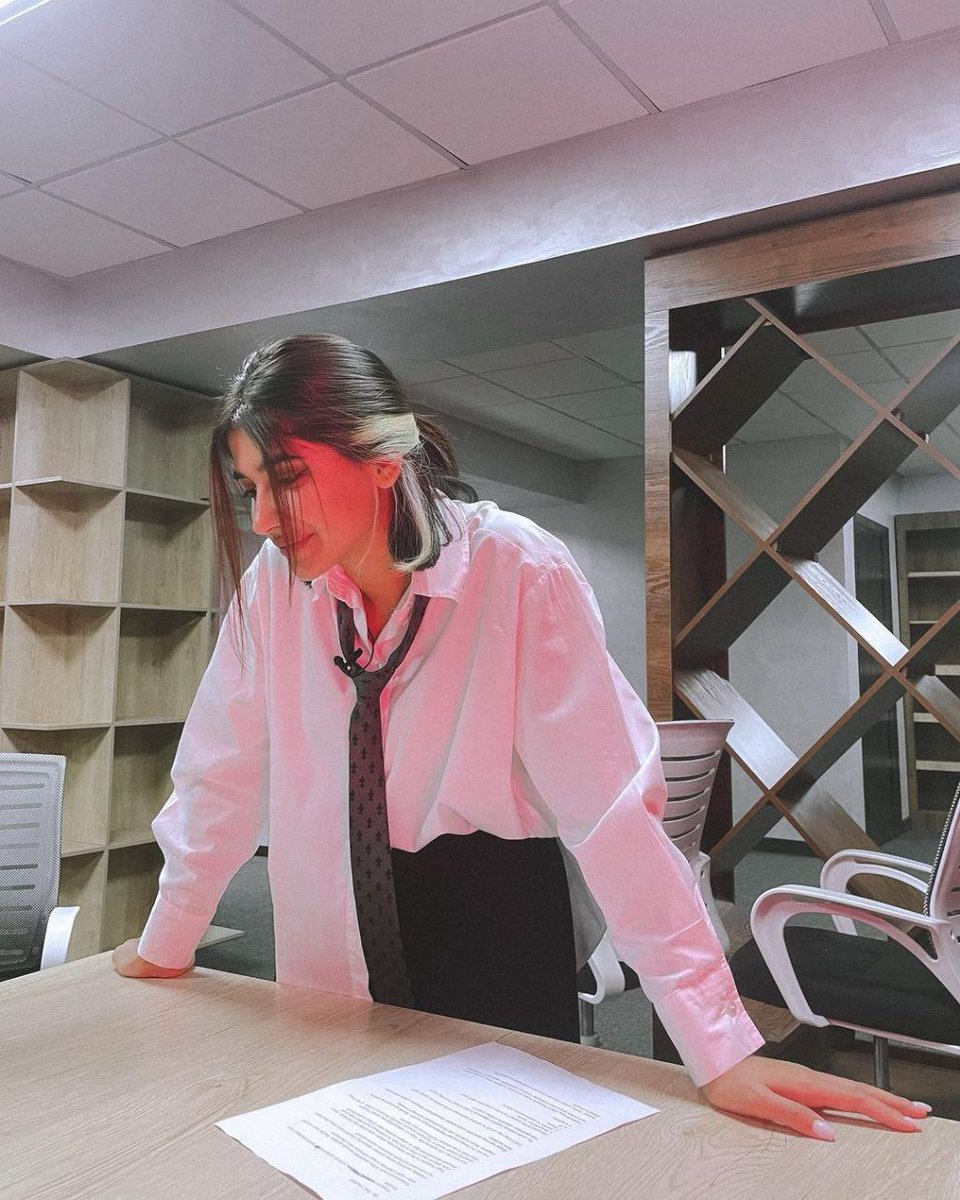 Seni orqangdan taxta deb mazah qilib, qomati seniki bilan bir xil qizlarga layk bosib, javob qaytarmasayam koment yozib cho‘qinib o‘tiradigan yigitlarni tushunmay o‘tib ketaman.