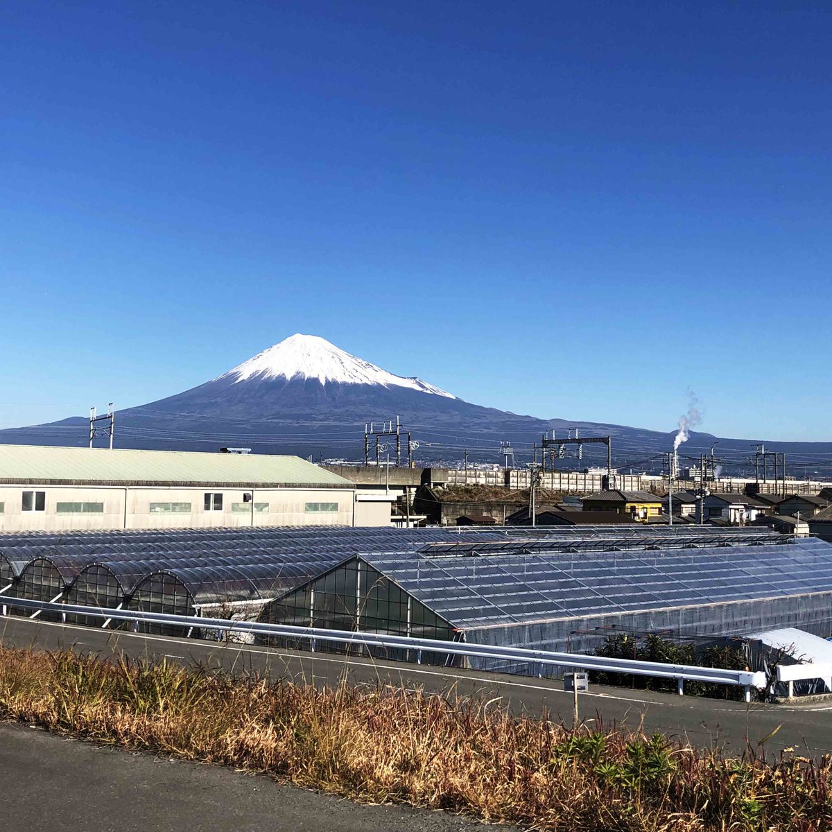 富士川の土手からの富士山🏔本日はこちらの富士山を。やはり雪が増えると空に映えて美しいです。撮影：Mya ＃パンフレットデザイン東京初台