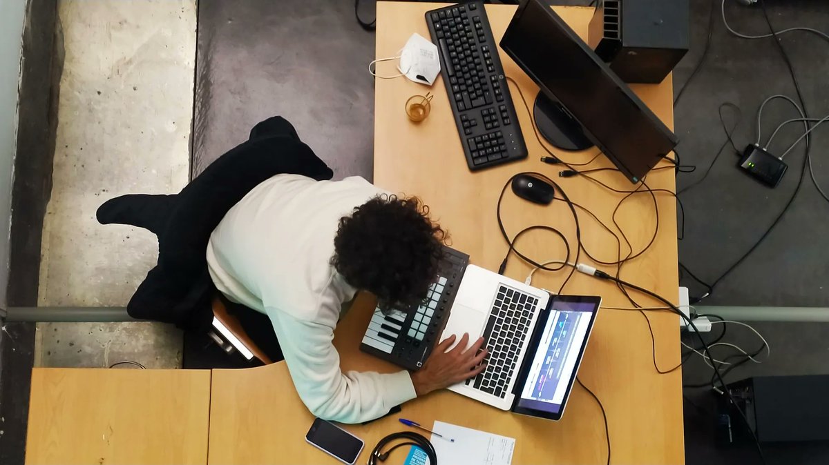 ConventAgusti's tweet photo. Creació sonora i visual : Tallers i monogràfics a l'hivern!
#AbletonLive, #LogicPro, #AfterEffects, #premierepro, #TouchDesigner, #videomapping, #producciomusical, #Musicavisual  i més...Amb propostes gratuïtes  per joves!
https://t.co/nlgWhClW3q

@Bcn_CiutatVella 
@CcivicsBCN https://t.co/ozuoVZGYKw