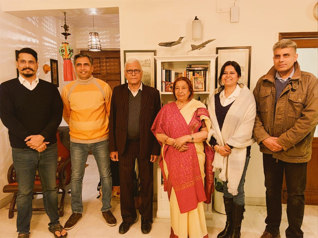 'People join us not because we are different, but because they are.' This 1 Para-SF tagline captures the essence of Maj Mohit Sharma's being. On his birthday, remembering the hero who lived on the edge. #IndiasMostFearless
🇮🇳
(Honoured to share the frame with his lovely family💕)