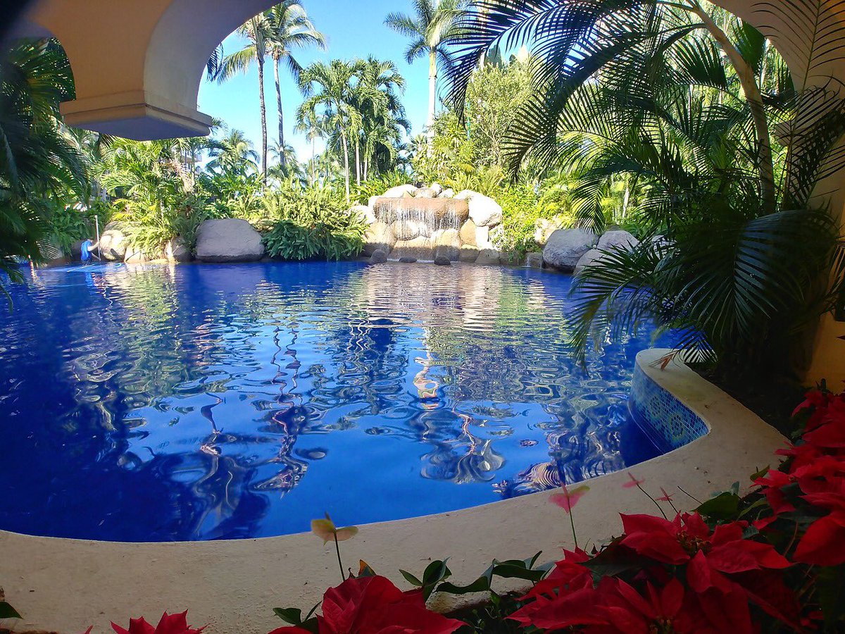 RevelDaily's tweet image. An amazing pool at a hotel in Mexico! To learn more, be sure to check out our YouTube video on the top 10 resort hotels in Mexico! Find the link to our YouTube channel in our bio. #Revel