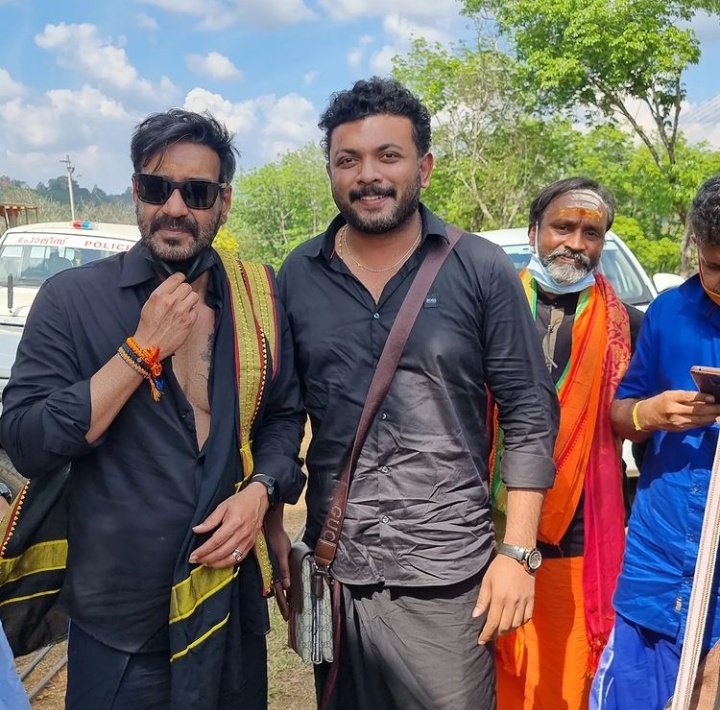AtheistArmaan's tweet photo. #AjayDevgn is back from #Sabrimala Rituals -
For 11 days, he slept on a chattai on the floor, wore black, did the #Ayyappa Pooja twice a day, ate only vegetarian food without any garlic/onion, walked bare foot wherever he went, didn’t use any perfume and did not have any alcohol. https://t.co/vNkDxazYL2
