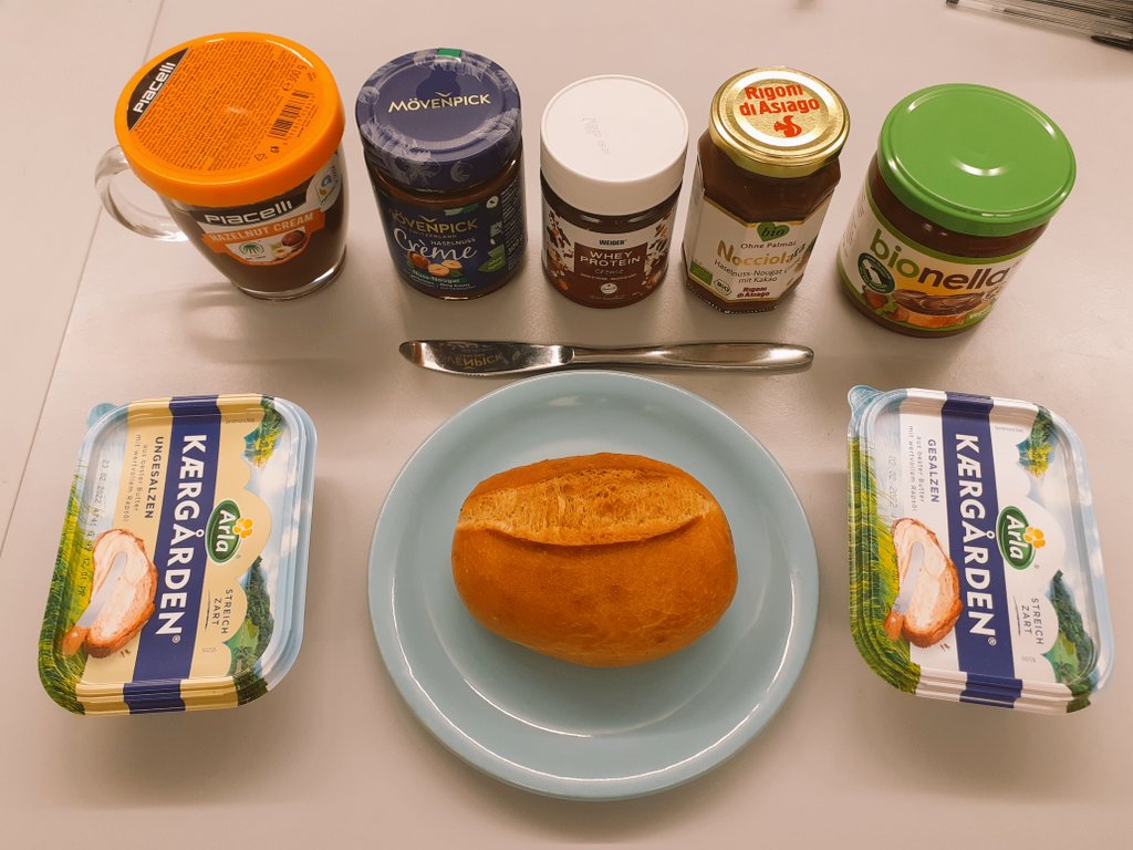 heikeontour's tweet photo. Schokoaufstrichcremeverköstigung
- einfach nicht Nutella
Ich sage nur ein Wort: Vielen Dank.
🙃
#BesteKollegen #workingbuddy
#nomnomnom #chocolate #chocolat #Breakfast #delüxe #geilerScheiß #yummy #Schokolade #ilovemyjob https://t.co/0jLk9ORGaq