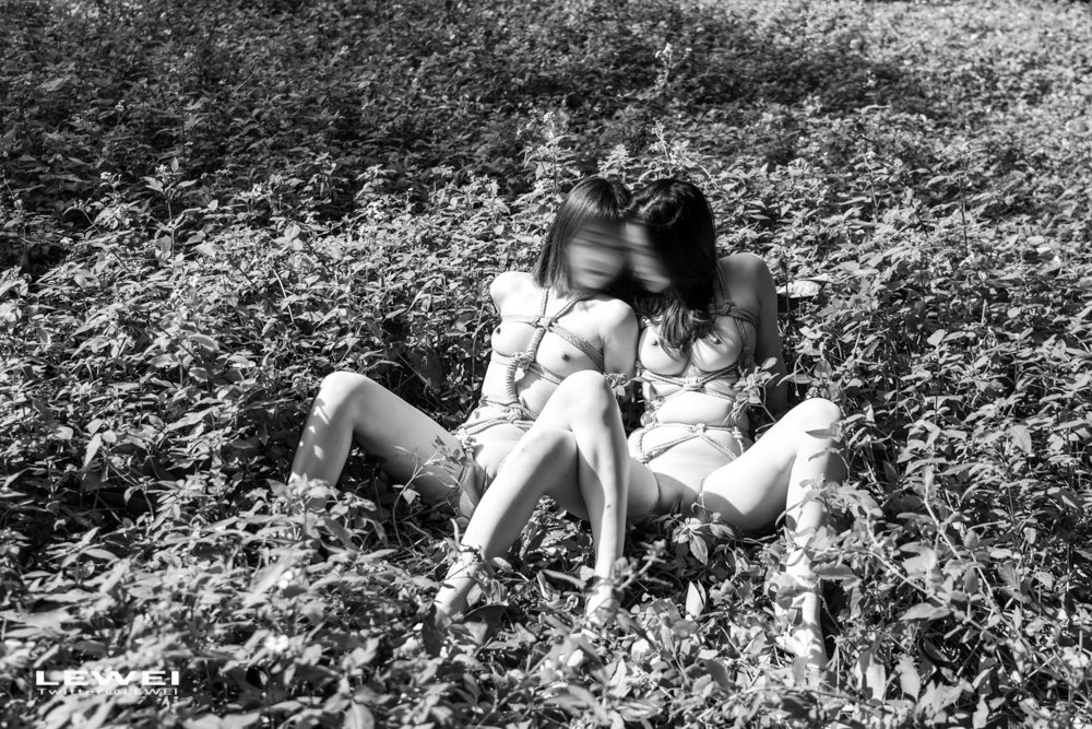 广州的冬天(组图2)～
出境 ：
小云朵 @xiaoyunduoya
等等 @samiki_dd
 #LEWEI #Bondage #广州约拍 #捆绑 #废墟 #BabyArt #ChinaArt #ChinaBondage
各类主题创作拍摄欢迎私我约拍～
投稿：
@Fengsiyuan
@wqganenshi https://t.co/bttl4PMZuY