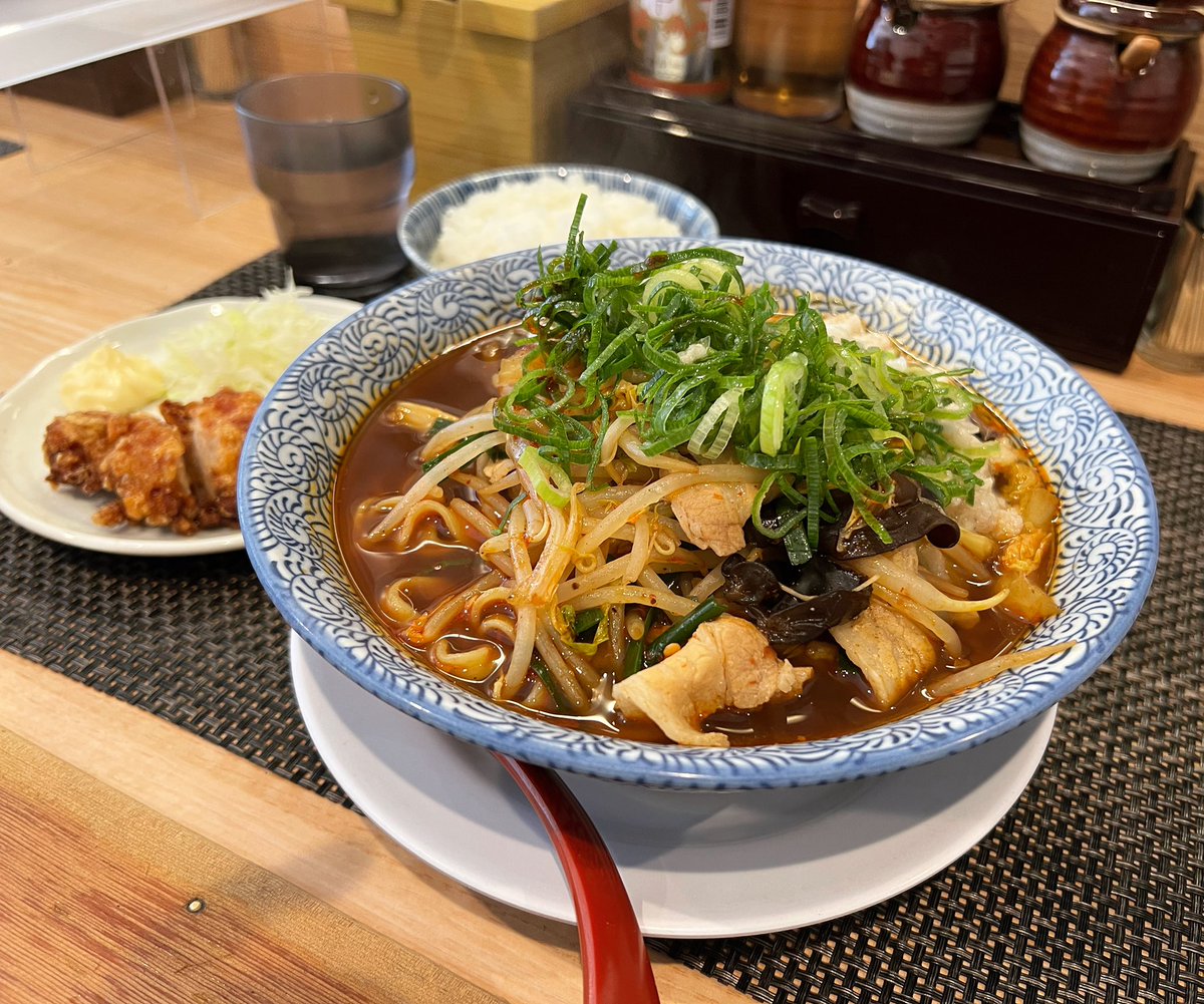 セアブラノ神 伏見剛力店さんへ 月限定 [麻辣麺] ごはん🍚 唐揚げ(1個) 刺さる辛さの効いた熱々の麻辣スープ🔥に平打ち麺、 具沢山で満足感バッチリの一杯😋ごはんとスープもたまりません👍