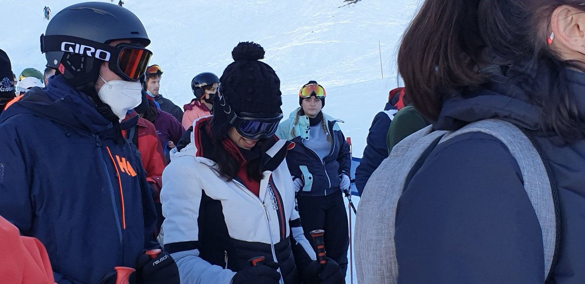 AnneSmartGrid's tweet photo. Le masque en option dans les files des remontées mécaniques à @ExplChamrousse 
#irresponsables #Covid_19 #Covidiots2021 #COVID19 
On ira skier ailleurs ou la sécurité et le bien être de tous sont assurés. https://t.co/WzeWzicHud