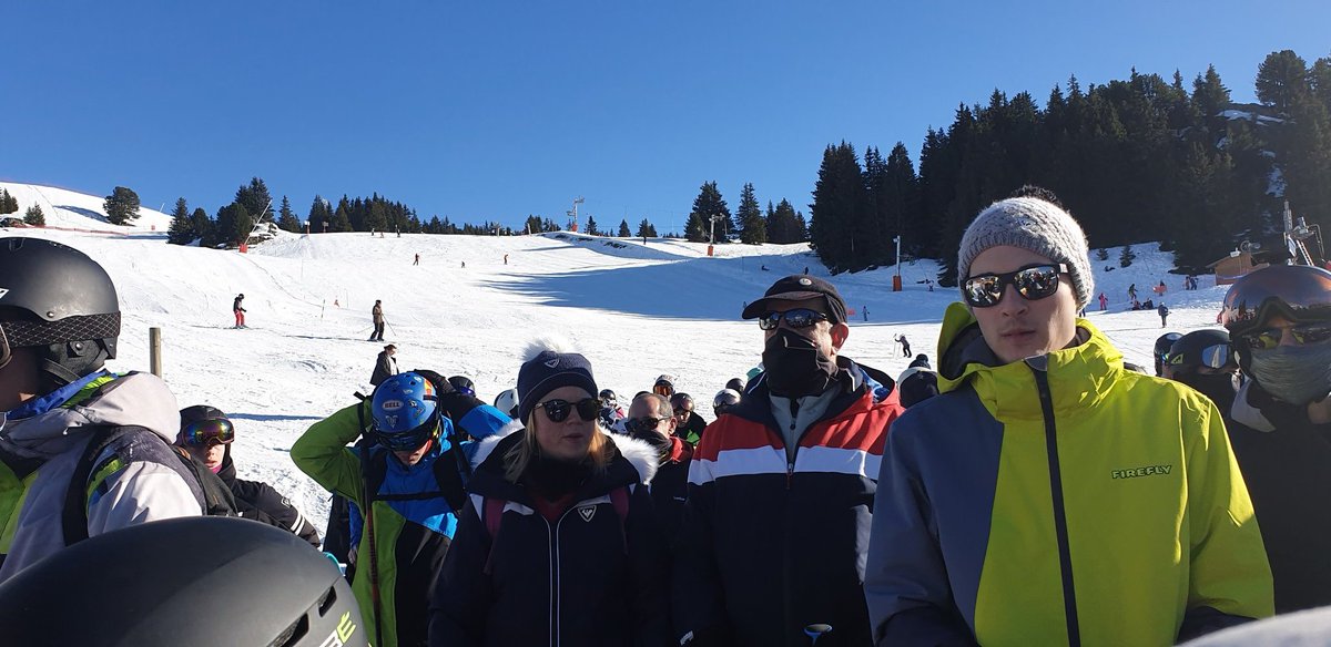 AnneSmartGrid's tweet photo. Le masque en option dans les files des remontées mécaniques à @ExplChamrousse 
#irresponsables #Covid_19 #Covidiots2021 #COVID19 
On ira skier ailleurs ou la sécurité et le bien être de tous sont assurés. https://t.co/WzeWzicHud