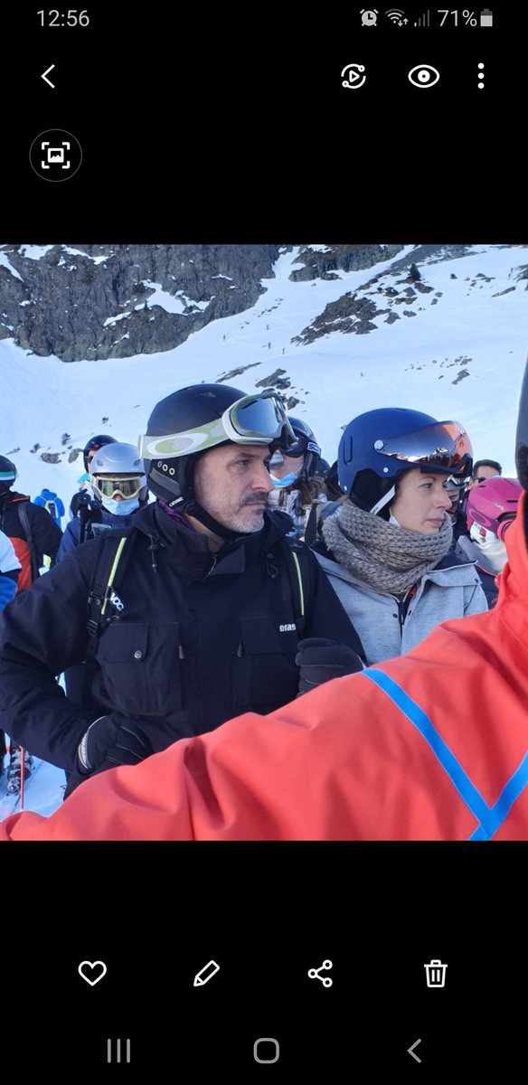 AnneSmartGrid's tweet photo. Le masque en option dans les files des remontées mécaniques à @ExplChamrousse 
#irresponsables #Covid_19 #Covidiots2021 #COVID19 
On ira skier ailleurs ou la sécurité et le bien être de tous sont assurés. https://t.co/WzeWzicHud