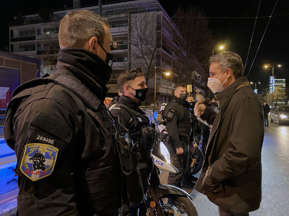 costassyn's tweet photo. Ο άλλος αντί για τους υγειονομικούς πήγε να συγχαρεί από κοντά αυτούς που έδερναν τους υγειονομικούς. 

Όλο το 2021 σε μια εικόνα. https://t.co/3ssm4LKTK2