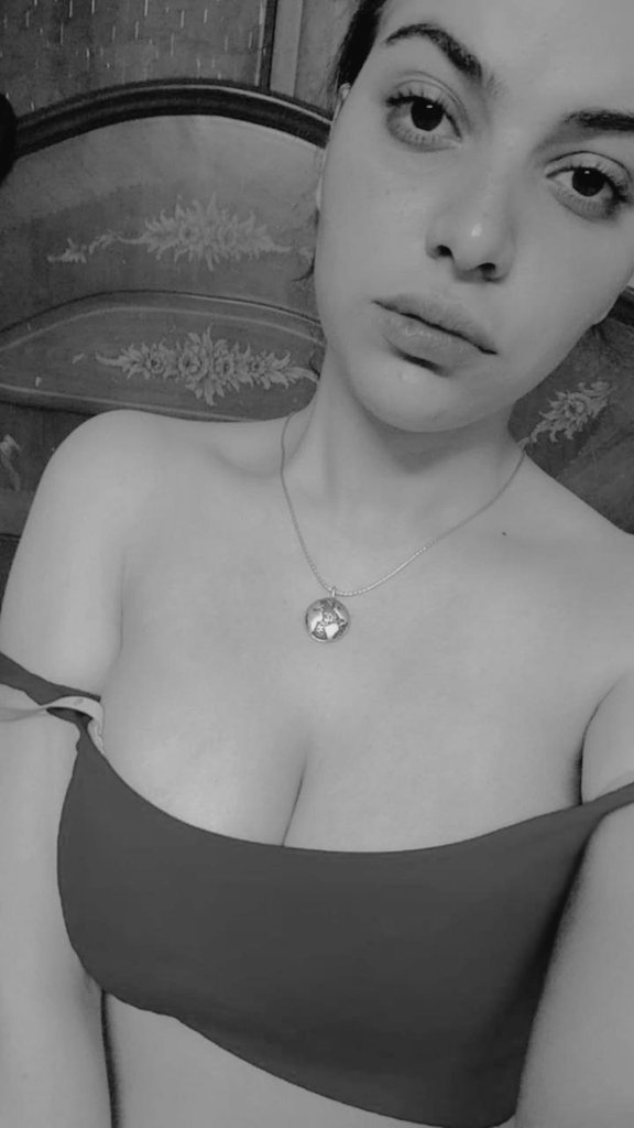 احب اقول اللى قالى 
"انتي فلات" احب اقولك مفيش فلات غير امك ❤✌🔥