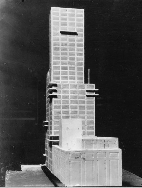 ro_almonacid's tweet photo. Que 100 años no son nada...
Proyecto de rascacielos para el concurso internacional del @chicagotribune presentada por #WalterGropius y #AdolfMeyer (1922).
Un proyecto icónico de la primera modernidad que aún sigue fascinándonos, ¿no?
#Feliz2022
#HappyNewYear https://t.co/YYO5vYC6ji
