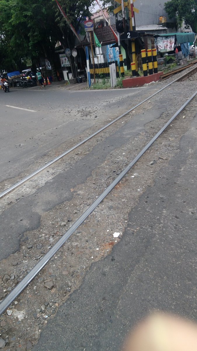 Perhatian ! Ada beberapa lintas kereta api yang akan di perbaiki (tapi belum) rel nya muncul dan berbahaya bagi r2 (ada yg nyaris jatuh) untuk r4 agar jangan terlalu dekat bila depan ada r2. Ini di dekat Lavalete jg di jln. Cipto, ada yg lain ?