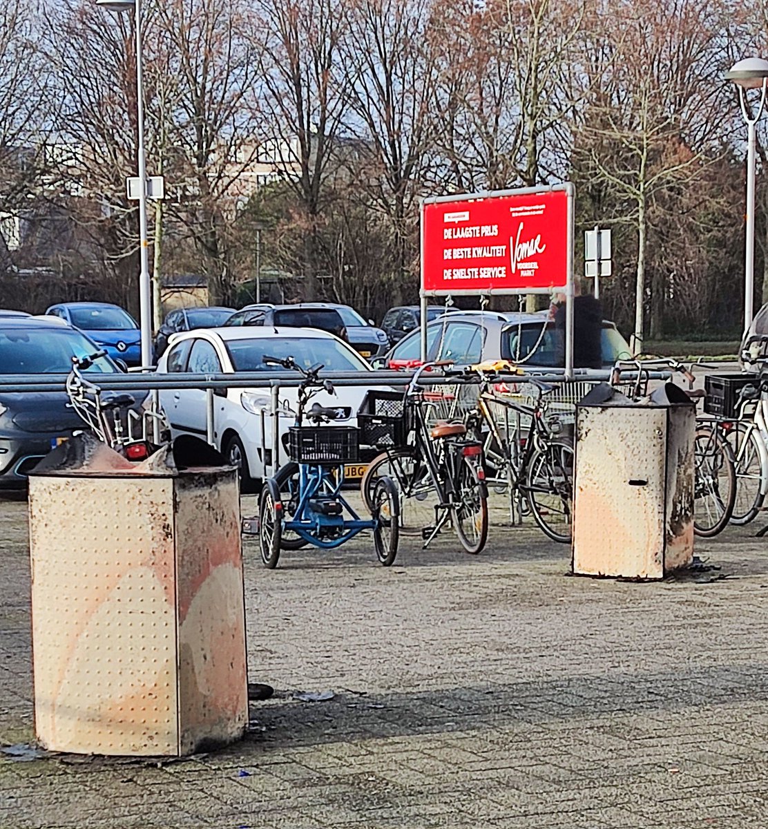 Trish582's tweet photo. #Hoofddorp #Overbos, iets met 'opvoeding, je blijft van andermans spullen af' #vuurwerkoverlast https://t.co/ODhJ6OswBU