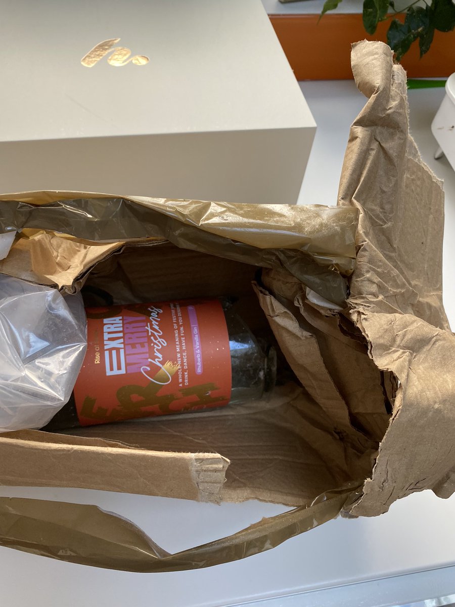 nat_drew's tweet photo. @Hermesparcels another brilliantly successful delivery by Hermès! Not only the package is destroyed, it looks like it was repackaged before deliver as features two different types of tapes. Bottle of gin inside in pieces and even the mastic air sleeve is flat!Congratulations! https://t.co/eIr3BXSDfE