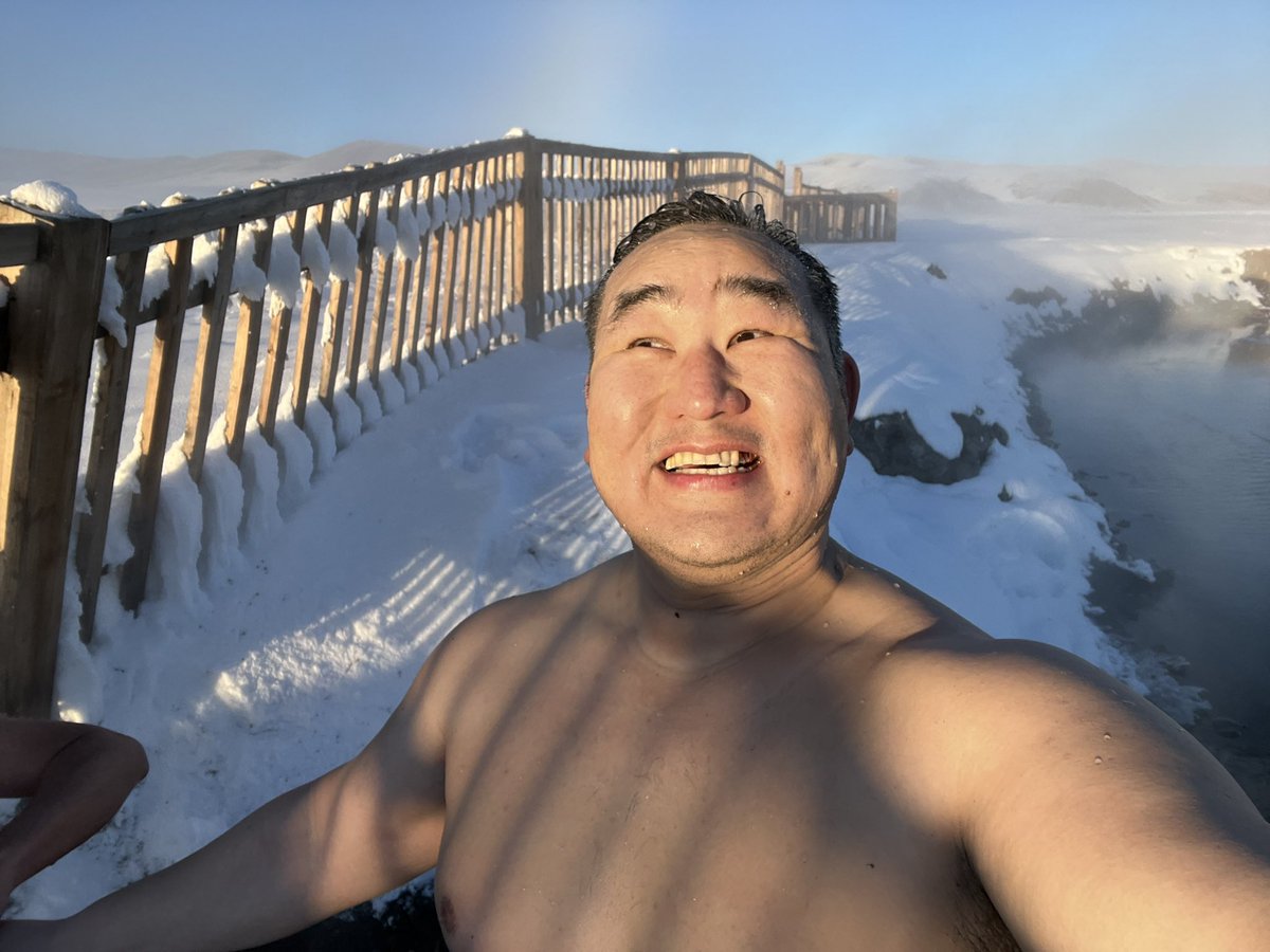 元横綱 朝青龍さん 正月から 25度の極寒状態で見せた顔が面白すぎる 人生を楽しむ レベル100 素材化するんだろうなぁ Togetter