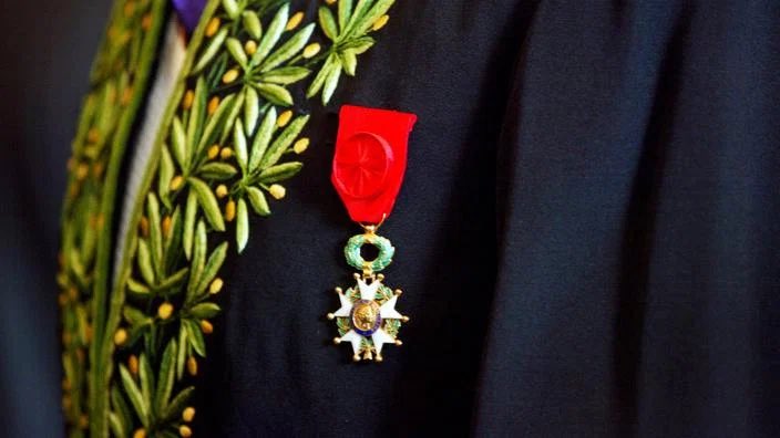 francoisedegois's tweet photo. Pourquoi s’étonner de la #LegionDHonneur  pour #Buzyn ? On dirait que vous n’avez pas encore cerné un aspect de la psyché de #Macron « Je fais ce que je veux quand je veux et comme je veux et si vous êtes pas contents, allez vous faire voir » Persuadé,en plus,de sa réélection. https://t.co/cKNU2bEDbw