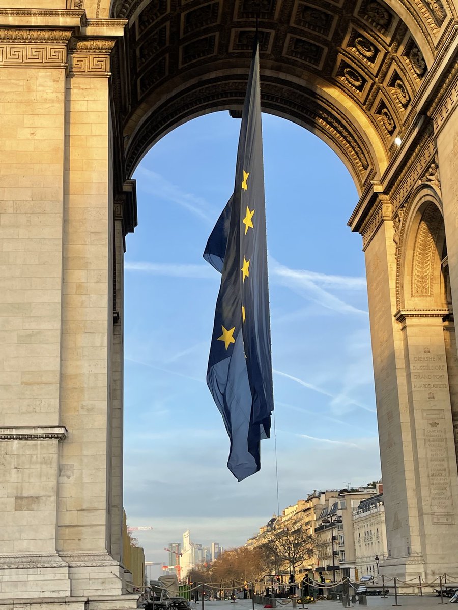 Émotion ce matin du 1er janvier, sur le chemin de l’hôpital Bichat, de voir le drapeau européen flotter sous l’arc de triomphe . Place de l’étoile avec les étoiles européennes . Que de chemin parcouru depuis les combats et les conflits qui ont divisé l’Europe .