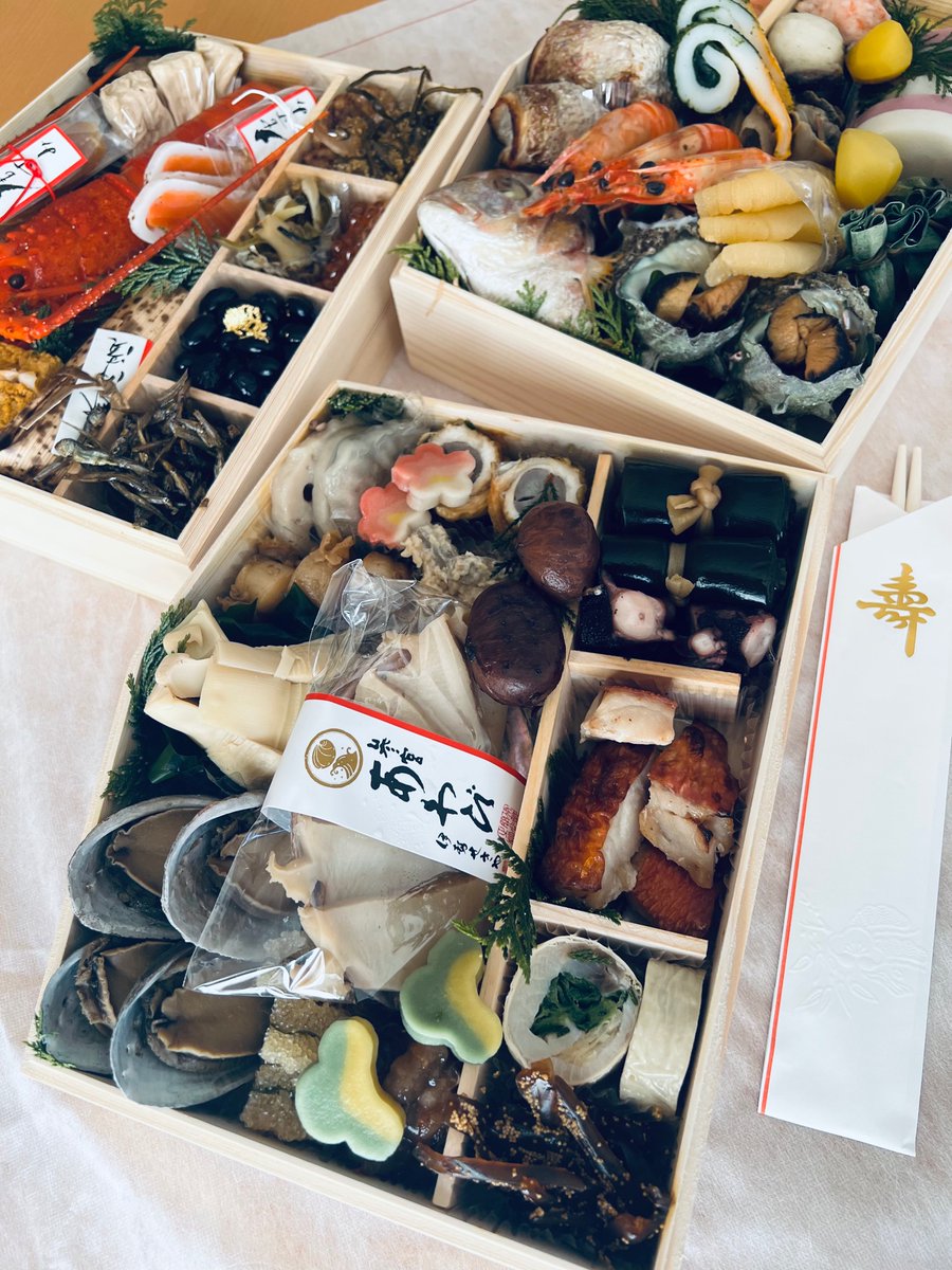 JunTakeuchi_vl's tweet photo. 明けましておめでとうございます。
写真は恒例のおせちセット。
昨年は長年サポートさせて戴いていた峰さを理さんと、ストリングスアレンジと演奏で参加したデビュー曲ever sinceの神田沙也加がお亡くなりになるという年になり大変残念でした。
今年は皆さんにとっても良い年になりますように。 https://t.co/4vldT72yt4