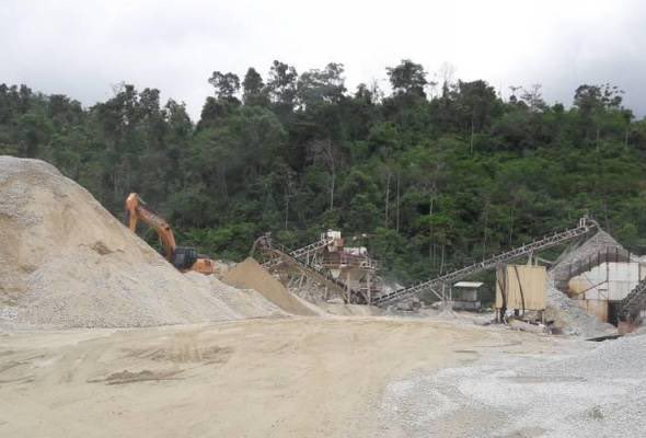 aktivis_alam's tweet photo. Kami mendapat berita satu lagi projek menjahanamkan alam - projek korek pasir yg ada kaitan dgn kerabat raja Perak akan dijalankan di kawasan pendaratan penyu Tg Gemuk, Pantai Pasir Panjang, Manjung, Perak. Kawasan terbabit merupakan zon sensitif alam sekitar tahap 1 https://t.co/9gnjo3VnDF