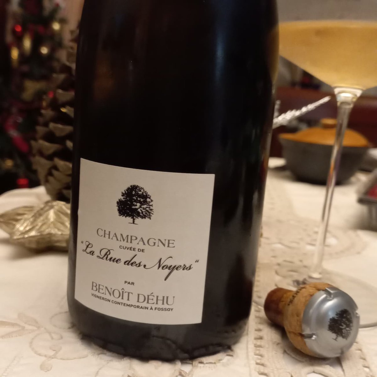 susublanca's tweet photo. Una frescura en nariz y manzana ácida ,para mostrar después una fuerza potente, enorme mineralidad, vigoroso, una burbuja vibrante, acidez y tenue amargor final!💥💥
De los que no quieres que se acabe la botella #champagnelover
#pinotmeunier #benoitdehu
#lavidaesparabeberla https://t.co/AApEhnohaP