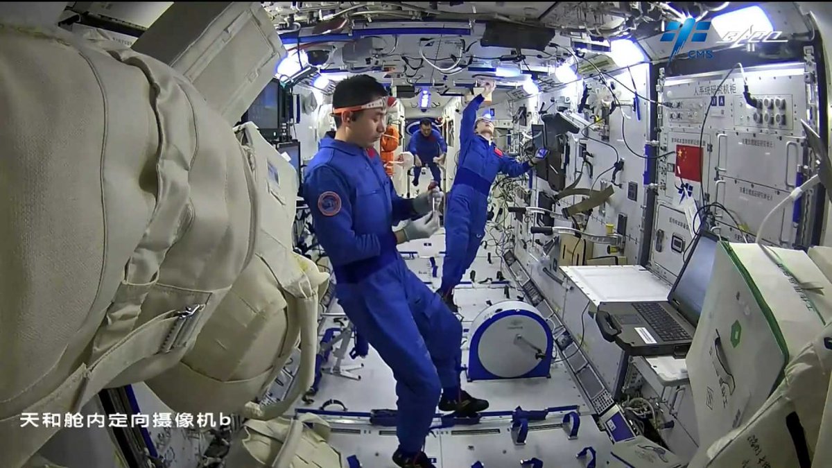 Мкс-68 экспедиция. Покорение космоса человеком. Столкновение в космосе двух спутников. Столкновение спутников в космосе. 10 лет на орбите.