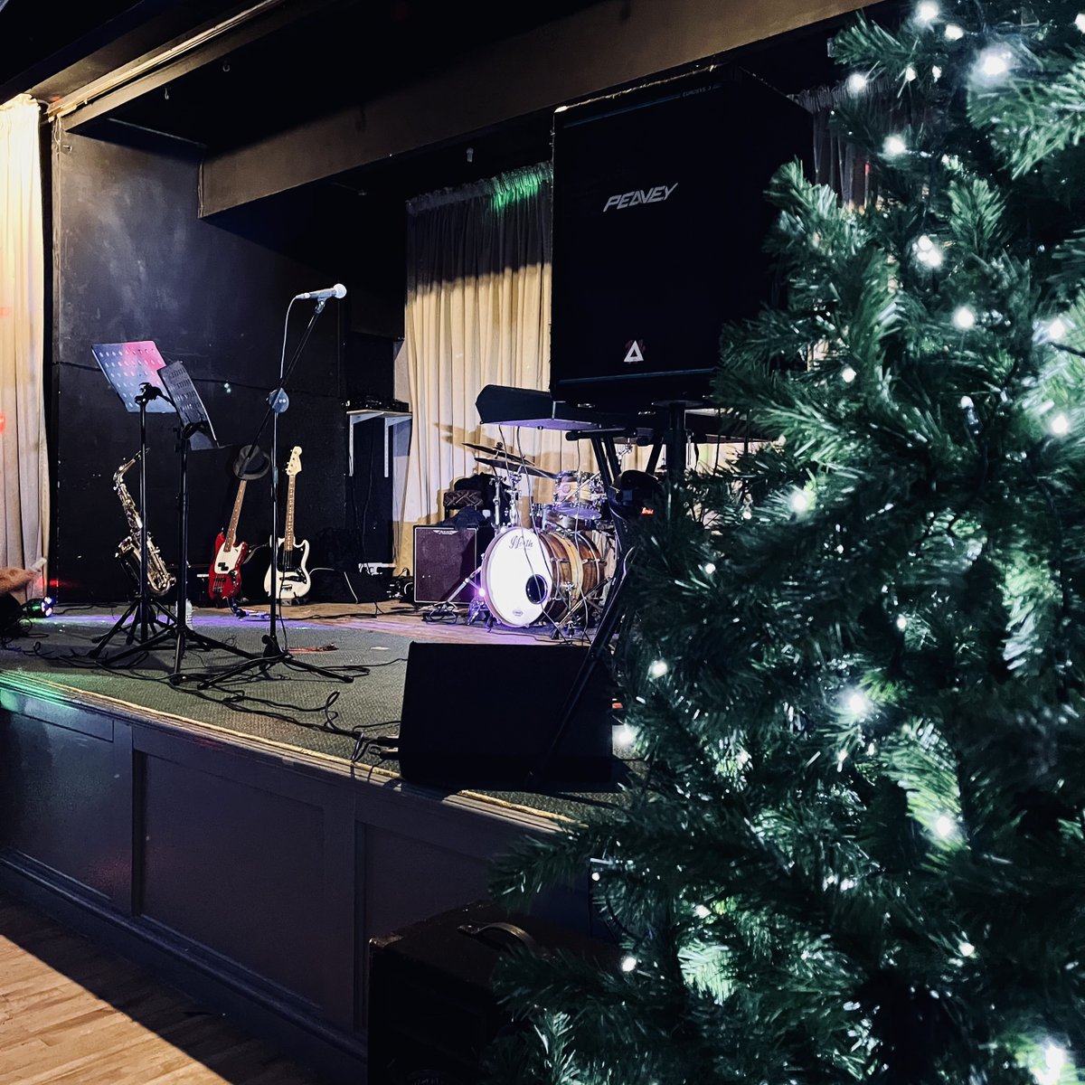 Non_Commitments's tweet photo. Happy New Year from The Non-Commitments! Great evening at @ARSC_Hinckley last night bringing in 2022. Thank you for having us! 🥳 https://t.co/IvvordiEaO